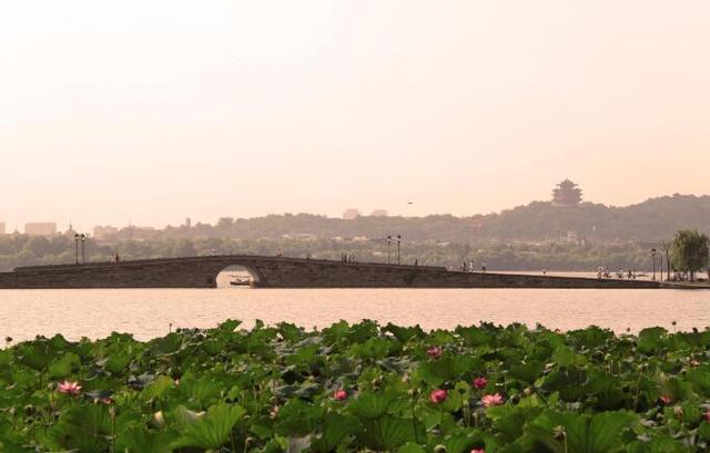 Top 10 Love Holy Places in China-Hangzhou West Lake