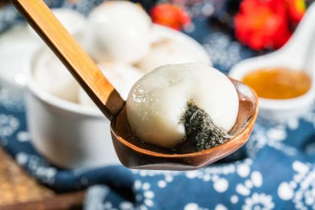 4 English Nouns On Chinese Lantern Festival-eating rice ball