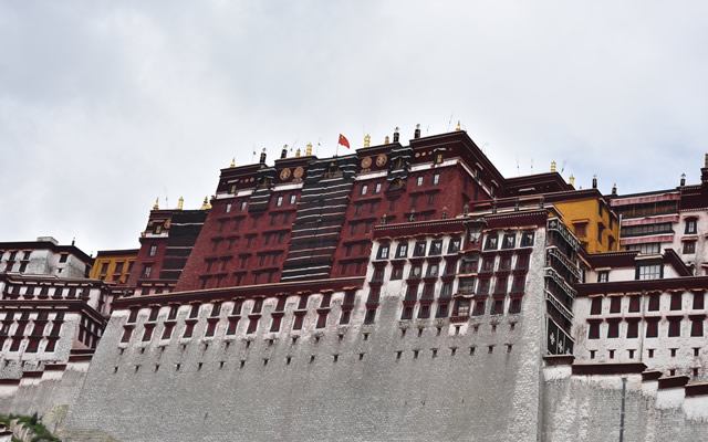 Top 10 Honeymoon Destinations In China-Lhasa Potala Palace Scenic Area