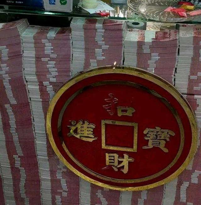 14 Million Cash Is Placed On The Counter Of A Restaurant In Changsha