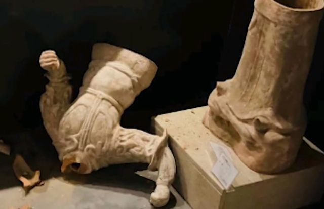 A Wuhan Student Visits A Private Museum And Smashes 1.3 Million Cultural Relics