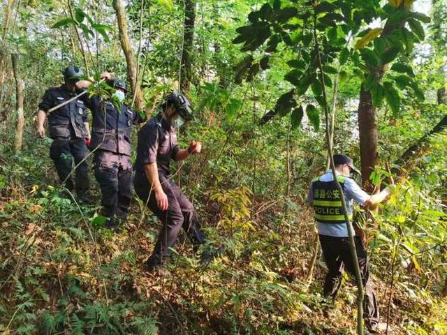 On March 21, the police of Guangxi Teng County Public Security Bureau searched and rescued around the crash site.