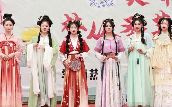 The Splendor of Hanfu: A Glimpse into China’s Rich Cultural Heritage The Splendor of Hanfu: A Glimpse into China's Rich Cultural Heritage